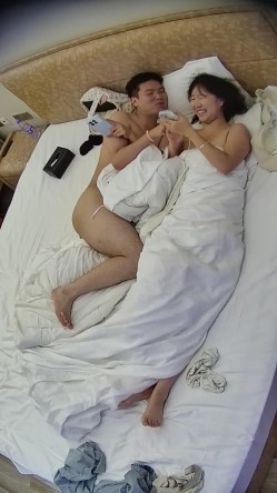 情趣酒店 一对激情小情侣开钟点发打炮 女生好像还是学生妹 一下午打了好几炮 被男友边操边揉逼 截图3