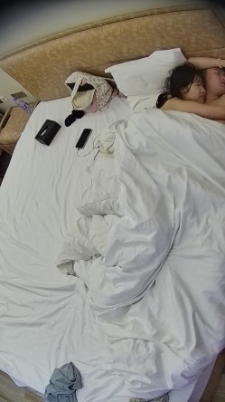 情趣酒店 一对激情小情侣开钟点发打炮 女生好像还是学生妹 一下午打了好几炮 被男友边操边揉逼 截图10