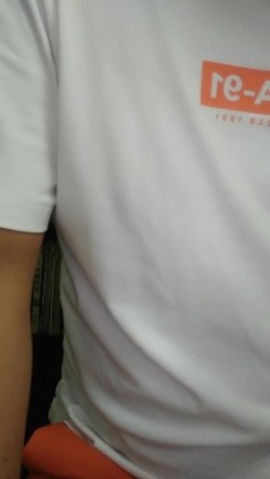 真实刺激嫂子性感花裙子真空装，强行撩起抠骚逼推在沙发上舔逼，按着头口交大鸡巴站着后入爆草射了拿道具玩 截图1