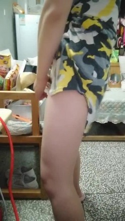 真实刺激嫂子性感花裙子真空装，强行撩起抠骚逼推在沙发上舔逼，按着头口交大鸡巴站着后入爆草射了拿道具玩 截图3
