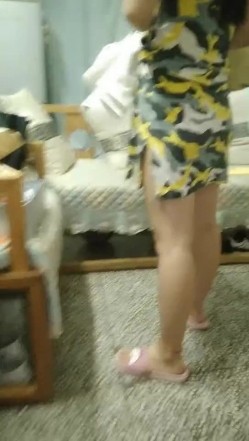 真实刺激嫂子性感花裙子真空装，强行撩起抠骚逼推在沙发上舔逼，按着头口交大鸡巴站着后入爆草射了拿道具玩 截图4