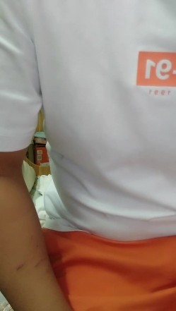 真实刺激嫂子性感花裙子真空装，强行撩起抠骚逼推在沙发上舔逼，按着头口交大鸡巴站着后入爆草射了拿道具玩 截图5