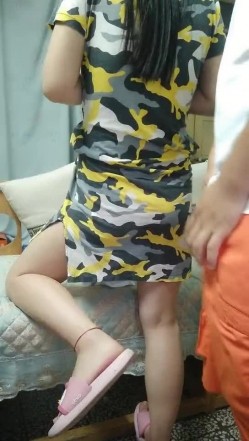 真实刺激嫂子性感花裙子真空装，强行撩起抠骚逼推在沙发上舔逼，按着头口交大鸡巴站着后入爆草射了拿道具玩 截图6