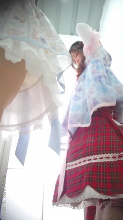 景区简易女厕偷拍美女换衣服尿尿多个高贵气质美女入镜 截图8