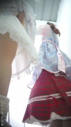 景区简易女厕偷拍美女换衣服尿尿多个高贵气质美女入镜 截图11