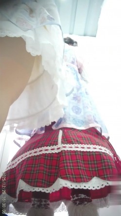 景区简易女厕偷拍美女换衣服尿尿多个高贵气质美女入镜 截图12