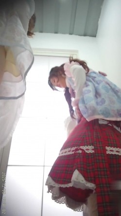 景区简易女厕偷拍美女换衣服尿尿多个高贵气质美女入镜 截图14
