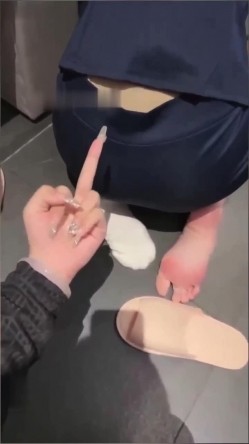 【最新泄密开发绝色美女技师舔脚】清纯甜美外表如此下贱，各种调教 截图9