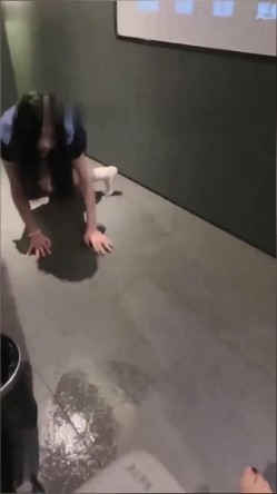 【最新泄密开发绝色美女技师舔脚】清纯甜美外表如此下贱，各种调教 截图11