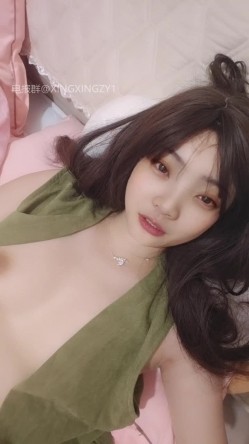 反差淫妹【小M求调教】自打耳光揉奶抽穴，假屌自慰白浆流淌 截图4