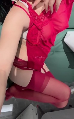 最新抖音泄密！高颜值大奶丝袜女神【璐璐本璐】福利，性爱XO自慰内衣诱惑，绝对反差炸裂 截图10