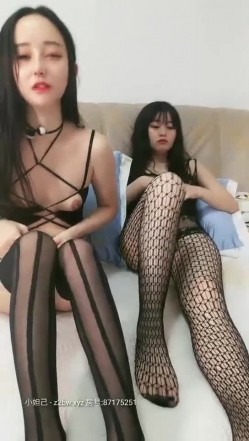 虎牙小热巴新人高颜值妹子双女道具互玩啪啪，情趣装网袜口交上位骑坐跳蛋震动棒互插 截图8