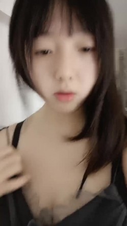 童颜巨乳小宝贝露脸嗨皮，听狼友指挥揉奶玩逼，捧着大奶子自己舔，大黑牛刺激奶头和逼逼，淫水多多浪叫不止 截图9