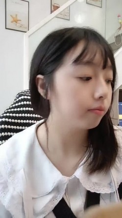 童颜巨乳小宝贝露脸嗨皮，听狼友指挥揉奶玩逼，捧着大奶子自己舔，大黑牛刺激奶头和逼逼，淫水多多浪叫不止 截图10