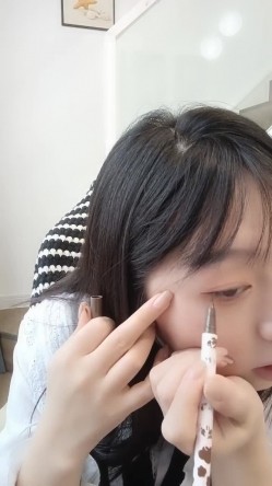 童颜巨乳小宝贝露脸嗨皮，听狼友指挥揉奶玩逼，捧着大奶子自己舔，大黑牛刺激奶头和逼逼，淫水多多浪叫不止 截图14