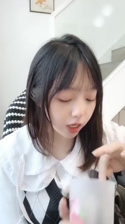 童颜巨乳小宝贝露脸嗨皮，听狼友指挥揉奶玩逼，捧着大奶子自己舔，大黑牛刺激奶头和逼逼，淫水多多浪叫不止 截图15