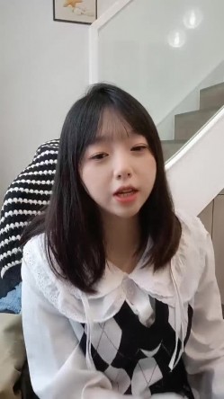 童颜巨乳小宝贝露脸嗨皮，听狼友指挥揉奶玩逼，捧着大奶子自己舔，大黑牛刺激奶头和逼逼，淫水多多浪叫不止 截图16