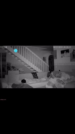 家庭摄像头偷拍录像合集第2期53V 亮点 女友给摸奶不给脱内裤真憋 截图2