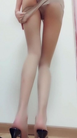 爆乳网红女神麻酥酥哟之灰丝小骚骚的挑逗 圆挺爆乳脱掉灰丝挑逗 超长美腿 原版私拍20P 高清720P原版无水版 截图3