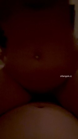 大挺奶刺青美女被土豪包养，日常各种情趣露脸性爱自拍，烧杯的无毛小穴夹得紧紧的 截图11