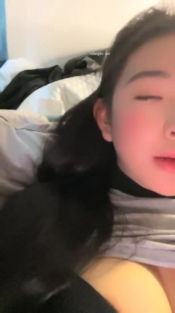 重磅！G奶校花下海~纯到爆炸，【大二学妹】，宿舍脱光，天然白虎馒头穴，小穴超肥，奶子又大又软 截图4