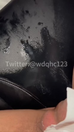 【推特 我的枪好长啊】3P打桩踩头后入骚人妻 千元付费资源 截图16