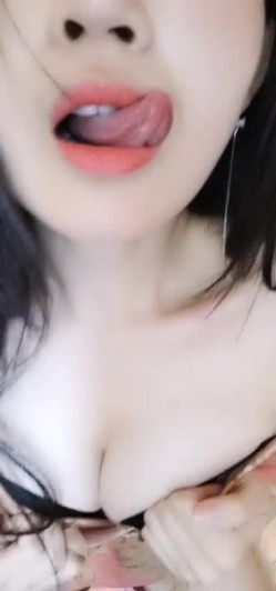 高颜值长发少妇性感黑丝诱惑 边摸奶子边呻吟娇喘自摸逼逼出水 很是诱惑不要错过 截图1