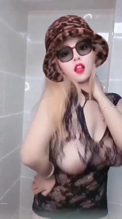 宇宙级抖奶精选！各种露脸反差小姐姐乳摇甩奶跟着节奏溢出屏幕了 非常带感 超强性挑逗 截图6
