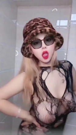 宇宙级抖奶精选！各种露脸反差小姐姐乳摇甩奶跟着节奏溢出屏幕了 非常带感 超强性挑逗 截图8