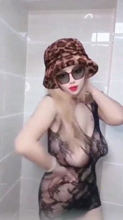 宇宙级抖奶精选！各种露脸反差小姐姐乳摇甩奶跟着节奏溢出屏幕了 非常带感 超强性挑逗 截图15