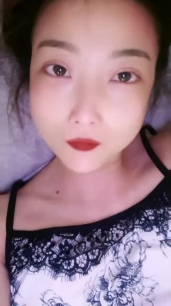 县城的极品小少妇，【小河弯弯】，户外尿尿~道具自慰~无套啪啪~内射口爆吞精 截图1