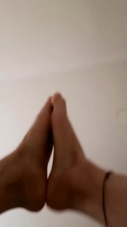 县城的极品小少妇，【小河弯弯】，户外尿尿~道具自慰~无套啪啪~内射口爆吞精 截图7