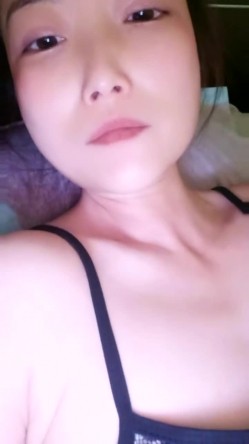 县城的极品小少妇，【小河弯弯】，户外尿尿~道具自慰~无套啪啪~内射口爆吞精 截图8