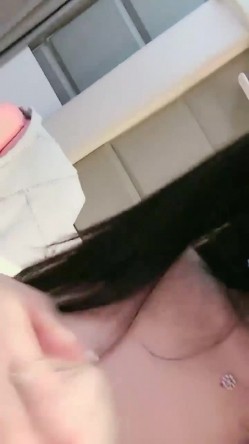 鼻血流了一地，最新下海的又一神级极品尤物，小仙女的脸蛋儿，有点肉感又白皙前凸后翘的身材，紧身短皮裙翘着蜜臀 瞬间破防 截图11
