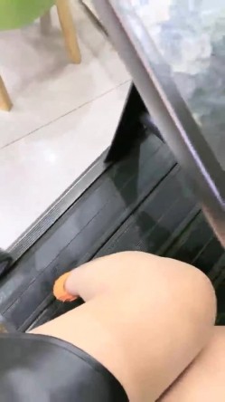 【你的户外小淫妇】商场公园地摊周边行人不少又紧张又激动水流了好多 截图2