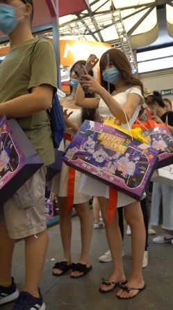 YC商场系列：宣传手游抹胸白裙小骚妹肥美的右屁股上有个鸡爪印 截图2