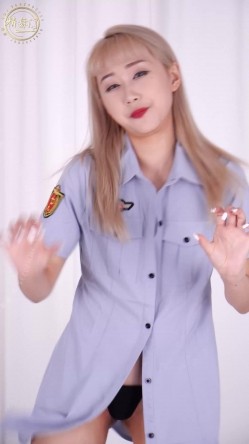 最新破解热门精舞门系列，数位环肥燕瘦女模露逼露奶情趣装劲曲搔首弄姿摇摆挑逗，4K竖屏低视角视觉效果一流 截图1
