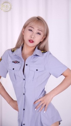 最新破解热门精舞门系列，数位环肥燕瘦女模露逼露奶情趣装劲曲搔首弄姿摇摆挑逗，4K竖屏低视角视觉效果一流 截图2