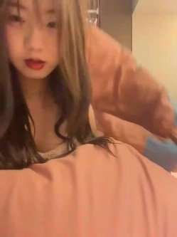 stripchat平台的人气女神，19岁学生妹，【Olivia】，童颜巨乳，高潮狂喷水，跟个水龙头一样，震撼刺激，屌爆了！ 截图1