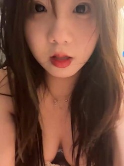 stripchat平台的人气女神，19岁学生妹，【Olivia】，童颜巨乳，高潮狂喷水，跟个水龙头一样，震撼刺激，屌爆了！ 截图3