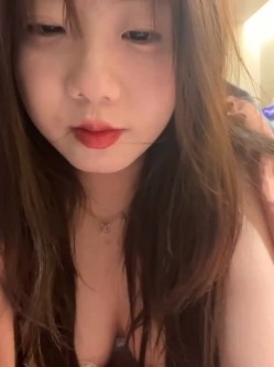 stripchat平台的人气女神，19岁学生妹，【Olivia】，童颜巨乳，高潮狂喷水，跟个水龙头一样，震撼刺激，屌爆了！ 截图4