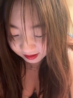 stripchat平台的人气女神，19岁学生妹，【Olivia】，童颜巨乳，高潮狂喷水，跟个水龙头一样，震撼刺激，屌爆了！ 截图5