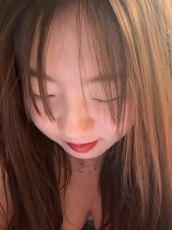 stripchat平台的人气女神，19岁学生妹，【Olivia】，童颜巨乳，高潮狂喷水，跟个水龙头一样，震撼刺激，屌爆了！ 截图6