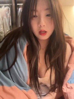 stripchat平台的人气女神，19岁学生妹，【Olivia】，童颜巨乳，高潮狂喷水，跟个水龙头一样，震撼刺激，屌爆了！ 截图7