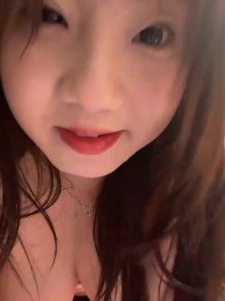stripchat平台的人气女神，19岁学生妹，【Olivia】，童颜巨乳，高潮狂喷水，跟个水龙头一样，震撼刺激，屌爆了！ 截图10