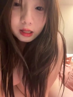 stripchat平台的人气女神，19岁学生妹，【Olivia】，童颜巨乳，高潮狂喷水，跟个水龙头一样，震撼刺激，屌爆了！ 截图13