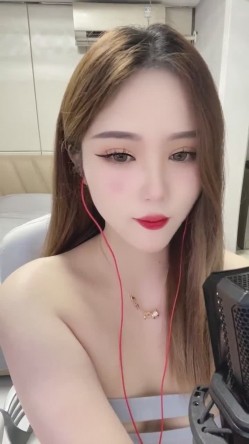 【新人绿播女神下海 库宝宝】逆天颜值比明星都美 极品尤物 外表之下还拥有这么一对G奶美乳 截图8