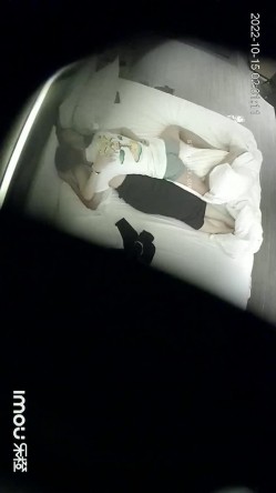 乐橙酒店大白床偷拍 ️小哥捡尸醉酒黑裙美少妇把她草精神了 截图14