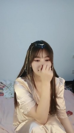 今日推荐烈焰红唇完美颜值甜美小姐姐3P淫乱，异域风情跪着深喉口交，开档黑丝骑乘抽插，美女被轮换着操 截图1