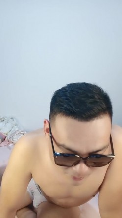 今日推荐烈焰红唇完美颜值甜美小姐姐3P淫乱，异域风情跪着深喉口交，开档黑丝骑乘抽插，美女被轮换着操 截图3